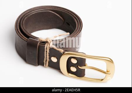 Ceinture en cuir marron de forme ronde isolée sur fond blanc Banque D'Images