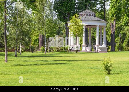 Kiev, Ukraine - 19 mai 2014: Magnifique belvédère dans le parc de Mezhyhirya. Banque D'Images