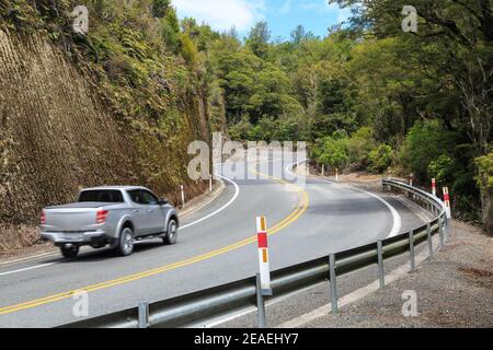 Une route sinueuse en amont traversant la forêt indigène de Nouvelle-Zélande Banque D'Images