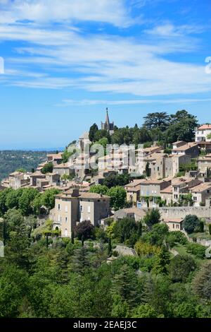 Vue sur le village perché de Bonnieux dans le Parc régional du Luberon, ou le Parc naturel régional du Luberon, Vaucluse Provence France Banque D'Images