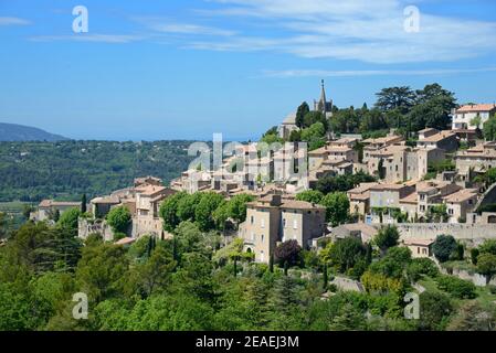 Vue panoramique sur le village perché de Bonnieux dans le Parc régional du Luberon, ou Parc naturel régional du Luberon, Vaucluse Provence France Banque D'Images