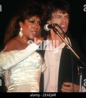 **photo de fichier** Mary Wilson est décédée. Mary Wilson et Mick Jagger 1988 photo de John Barrett/PHOTOlink/MediaPunch Banque D'Images