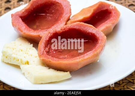 Cuisine cubaine : délicieux coquilles de goyave maison Banque D'Images