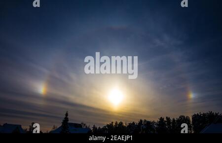 Arc-en-ciel autour du soleil est appelé sundogs également connu sous le nom de parhelion, parhelia. Rare effet de temps en hiver par temps froid. Reflet du soleil à partir de cristaux de glace Banque D'Images