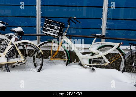 ZUTPHEN, PAYS-BAS - 08 février 2021 : vélos de ville garés avec un épais paquet de neige après une tempête de neige Banque D'Images