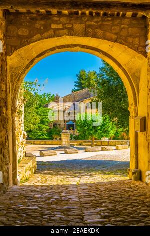 Rue étroite dans le village d'Oppede le Vieux en France Banque D'Images