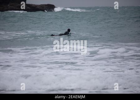 Portreath,Cornwall,9 février 2021,Storm Darcy frappe Portreath à Cornwall, un surfeur a bravé l'eau froide glaciale faisant le maximum des vagues, Storm Darcy est dit être la bête de l'est 2. La température était de 1C, mais avec le facteur de refroidissement du vent, elle se sentait comme -5C. La prévision sera des vents de rafales et de la neige légère pour le reste de la journée.Credit: Keith Larby/Alamy Live News Banque D'Images