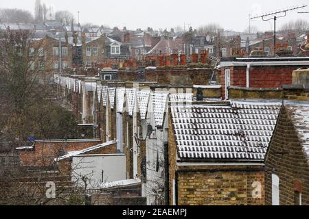 9 février 2021, Londres, Royaume-Uni : toits de propriétés résidentielles à Londres couverts de neige. .les prix des propriétés résidentielles au Royaume-Uni ont chuté en janvier, la plus forte baisse depuis avril 2020. Le jour férié en Angleterre a été introduit en juillet dernier en raison de la rupture de Covid-19 et le confinement national devrait se terminer en mars 2021. (Image de crédit : © Dinendra Haria/SOPA Images via ZUMA Wire) Banque D'Images