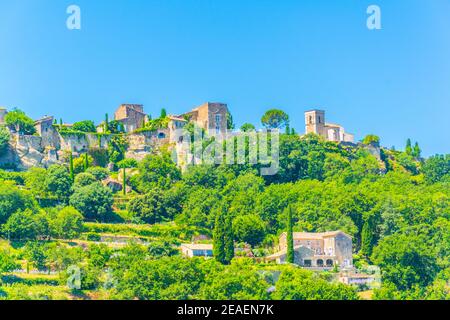 Village de Menerbes en France, vu derrière les vignobles Banque D'Images