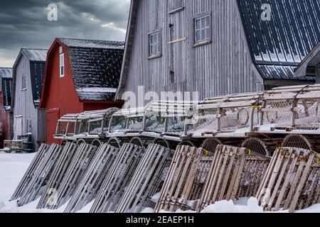 Des pièges à homard s'accumulent sur le quai et sont recouverts de neige dans les régions rurales de l'Île-du-Prince-Édouard. Banque D'Images