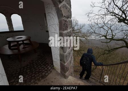 Nagymaros, Hongrie - 15 mars 2018:Hiker au Julianus-kilátó (tour d'observation Hegyes-Julianus dans la courbe du Danube en Hongrie. Près de la ville de Nagymaros. Banque D'Images