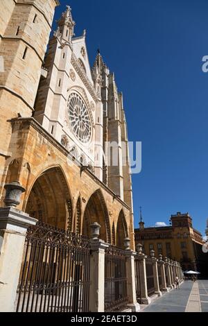 Europe, Espagne, Leon, Santa Maria de Leon Cathédrale montrant l'entrée principale avec Rosette fenêtre ci-dessus Banque D'Images