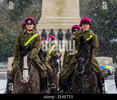 Londres, Royaume-Uni. 9 février 2021. Les gardes de vie montés arrivent pour changer de garde avec les Bleus et les royals - UNE journée de neige froide sur le défilé des gardes à cheval, dans le centre de Londres. Il est assez calme comme nous le sommes dans Lockdown 3, mais quelques personnes recherchent l'air frais et l'exercice. Crédit : Guy Bell/Alay Live News Banque D'Images