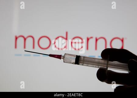 OXFORD, Royaume-Uni - février 2020 : une seringue de vaccin contre le logo moderna Banque D'Images