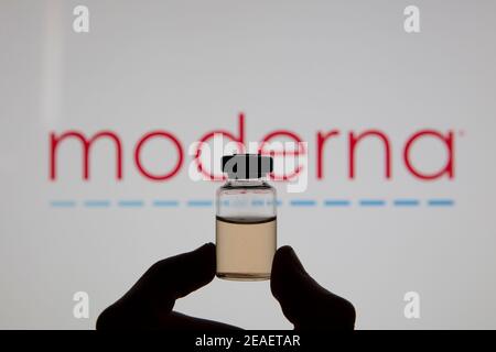 OXFORD, Royaume-Uni - février 2020 : un flacon de vaccin contre le logo moderna Banque D'Images
