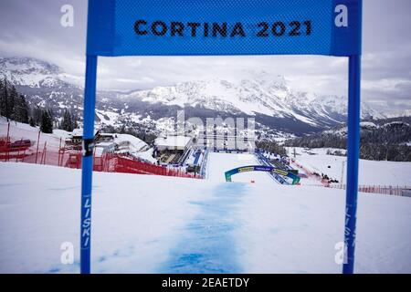 09 février 2021, Italie, Cortina d'Ampezzo: Ski alpin: Coupe du monde, Super G, femmes: La zone d'arrivée après la course a été annulée en raison de brouillard. Photo: Michael Kappeller/dpa Banque D'Images