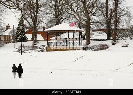 Oakham, Rutland, Royaume-Uni. 9 février 2021. Météo au Royaume-Uni. Le drapeau de l'Union se trouve à côté du kiosque à musique de Cutts Close Park, la température du Royaume-Uni ayant chuté à son plus bas niveau depuis une décennie. Credit Darren Staples/Alay Live News. Banque D'Images