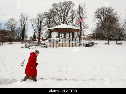 Oakham, Rutland, Royaume-Uni. 9 février 2021. Météo au Royaume-Uni. Le drapeau de l'Union se trouve à côté du kiosque à musique de Cutts Close Park, la température du Royaume-Uni ayant chuté à son plus bas niveau depuis une décennie. Credit Darren Staples/Alay Live News. Banque D'Images