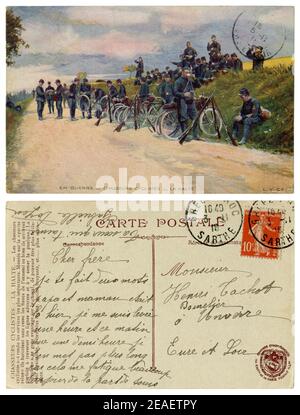 Carte postale historique française : unité Bicycle chasseur à l'arrêt sur le côté de la route. Les soldats boivent du thé à côté de leurs vélos. Guerre mondiale I 1914-1918 Banque D'Images