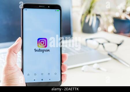 BIÈRE SHEVA, ISRAËL - 29 décembre 2020: Bière Sheva, Israël. 29 décembre 2020 : main tenant un mobile avec le logo Instagram à l'écran. Banque D'Images