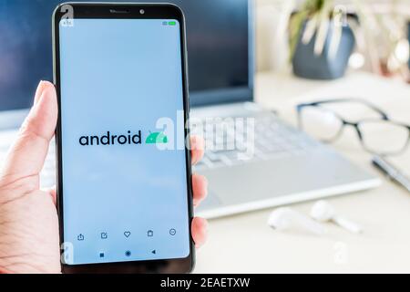 BIÈRE SHEVA, ISRAËL - 29 décembre 2020: Bière Sheva, Israël. 29 décembre 2020 : main tenant un mobile avec le logo Android à l'écran, sur le bureau. Banque D'Images