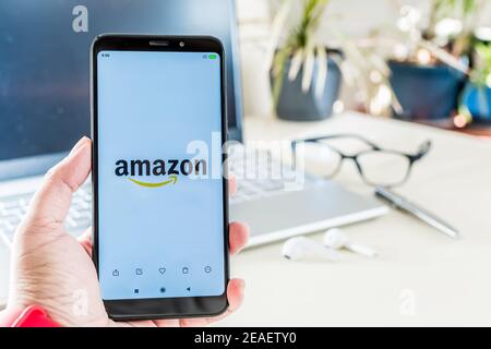 BIÈRE SHEVA, ISRAËL - 29 décembre 2020: Bière Sheva, Israël. 29 décembre 2020 : main tenant un mobile avec le logo Amazon à l'écran. Banque D'Images