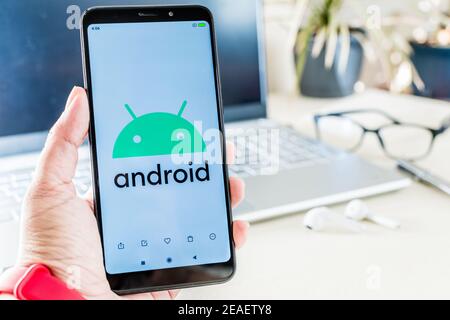 BIÈRE SHEVA, ISRAËL - 29 décembre 2020: Bière Sheva, Israël. 29 décembre 2020 : main tenant un mobile avec le logo Android à l'écran, sur le bureau. Banque D'Images