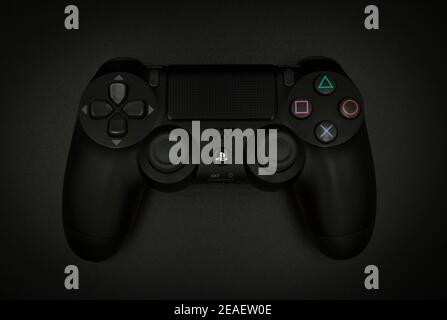 Manette de jeu PlayStation. Contrôleur sans fil sur noir. Banque D'Images
