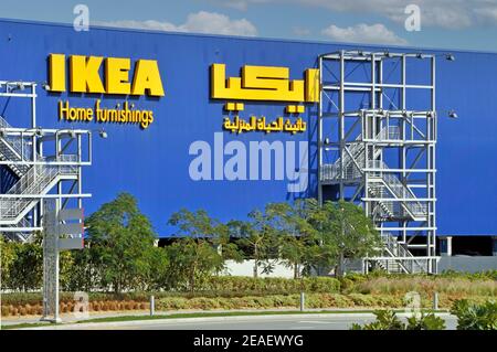 Dubai Ikea maison magasin d'ameublement dans un bâtiment moderne avec bilingue Panneaux arabes et logo emblématique escalier extérieur d'évacuation de feu Uni Émirats arabes Unis Banque D'Images