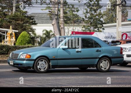 Chiangmai, Thaïlande - janvier 19 2021: voiture de luxe Mercedes Benz C180. Photo sur la route radiale n°1001 au nord de la ville de chiangmai. Banque D'Images