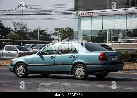 Chiangmai, Thaïlande - janvier 19 2021: voiture de luxe Mercedes Benz C180. Photo sur la route radiale n°1001 au nord de la ville de chiangmai. Banque D'Images