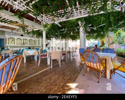 Rethymnon, Crète, Grèce - 24 octobre 2020. Meilleur restaurant traditionnel Acropolis Family Taverna dans la ville de Rethymnon, île de Crète Banque D'Images