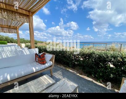 Hersonissos, Crète, Grèce - 24 octobre 2020. Un restaurant magnifique avec des sièges relaxants et une vue magnifique Banque D'Images