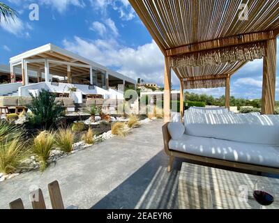 Hersonissos, Crète, Grèce - 24 octobre 2020. Un restaurant magnifique avec des sièges relaxants et une vue magnifique Banque D'Images