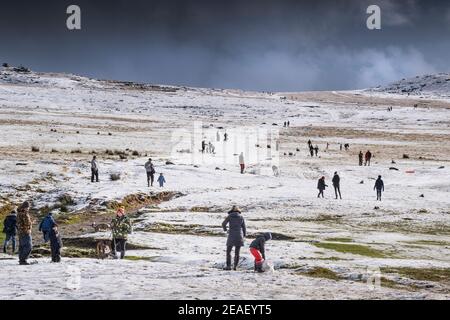 Neige sur la route sauvage sauvage sauvage de Bodmin Moor dans Cornwall. Banque D'Images