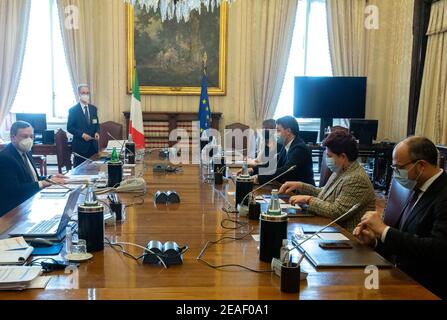 Rome, Italie. 09e février 2021. Rome, délégation d'Italia Viva à la fin de la réunion avec Mario Draghi photo: Mario Draghi, Maria Elena Boschi, Matteo Renzi, Teresa Bellanova, Davide Faraone crédit: Agence de photo indépendante/Alamy Live News Banque D'Images