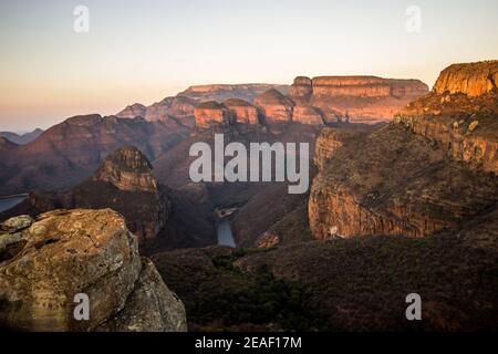 Le Blydepoort Canyon, le plus grand canyon vert du monde, et les trois Rondawels dans la dernière lumière du soleil couchant, l'Afrique du Sud Banque D'Images