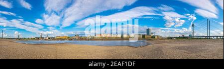 Rive du Rhin à Dusseldorf avec église Saint Lambertus, Allemagne Banque D'Images