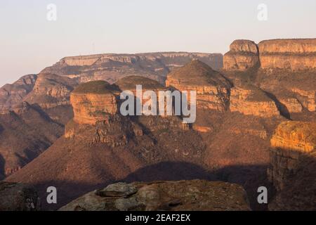 Les trois célèbres hilocks couverts d'herbe ont appelé les trois Rondawels Dans le canyon Blydepoort d'Afrique du Sud dans l'or lumière du soleil couchant Banque D'Images