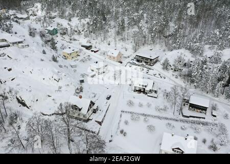 VALDEMARSVIK, SUÈDE- 9 FÉVRIER 2021 vue aérienne après les fortes chutes de neige à Valdemarsvik la nuit et le matin vers mardi. Selon les informations, jusqu'à 40-50 cm de neige sont tombés dans la zone pendant l'heure actuelle. Banque D'Images