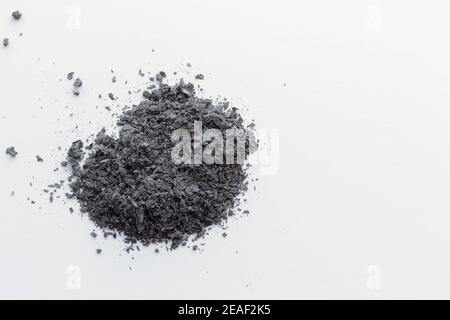 Pile de cendres sur fond blanc avec espace de copie Banque D'Images