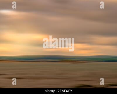 Coucher de soleil rose sur la région de Skern de Northam Burrows, près de Appledore, North Devon. REMARQUE : technique ICM pour l'effet de flou. Banque D'Images