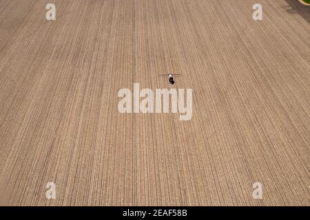 Les agriculteurs plantent et pulvérisent sur leurs champs dans les zones rurales du Wisconsin. Banque D'Images