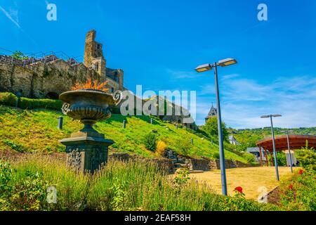 Jardin de la ville à côté des ruines d'un ancien monastère à Oberwesel, Allemagne Banque D'Images
