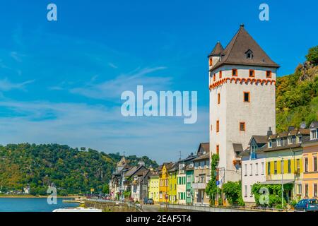 Vue sur la promenade au bord de la rivière à Saint-Goarshausen en Allemagne Banque D'Images