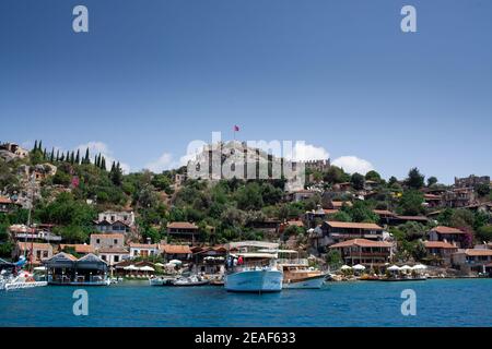 Ancien village de Simena avec château sur la montagne. Quai à bateaux, paysage magnifique. Visite de la ville sous-marine lycienne sur l'île de Kekova près de Demre. Banque D'Images