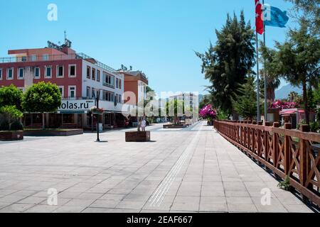 Place principale avec fontaine de la petite ville de Demre en Turquie près de l'église Saint-Nicolas. Demre, Turquie - 07.07.2020 Banque D'Images