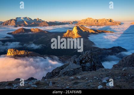 Les Dolomites au lever du soleil, les nuages et les pics : Sass de stria, SettSass, Sella, Marmolada. Alpes italiennes. Europe. Banque D'Images