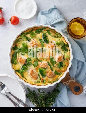 Frittata à base d'œufs, omelette au saumon, brocoli et épinards, vue de dessus, verticale Banque D'Images