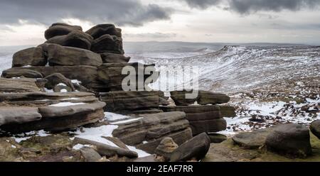 Vue d'hiver de l'essuyé à tor Pym Président près de Edale chef à l'égard du porc Retour sur Kinder scout dans le Derbyshire Peak District Banque D'Images